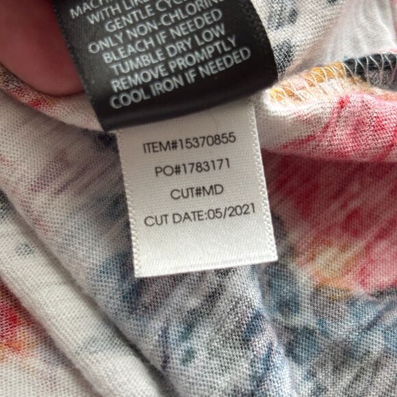 Torrid Classic Fit Tee Top Skulls Floral V-Neck Rock Punk Grunge Size 1 1X H211 - Picture 9 of 10